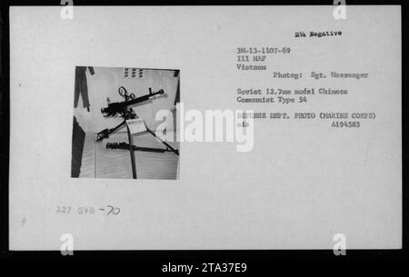 Une image montrant des armes capturées pendant la guerre du Vietnam. La photographie a été prise en 1969, prise par le sergent Messenger. Les armes comprennent une carte soviétique GVB-70 3M-13-1107-69 III et une carte communiste chinoise de type 54, toutes deux confisquées par l'armée américaine. Cette image provient de la collection de photos du ministère de la Défense, avec le code d'identification A194583. Banque D'Images