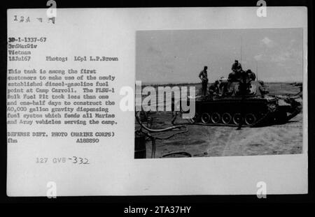 Un char au Camp Carroll, Vietnam, en juillet 1967, photographié par le Lcpl L.P. Brown. Le réservoir est l'un des premiers à utiliser le point de carburant diesel-essence nouvellement établi, le FLSU-1 Bulk Fuel Pit de 40 000 gallons au Camp Carroll. Le système de carburant fournit du carburant à tous les véhicules de la Marine et de l'Armée de terre stationnés dans le camp. DEPT. DÉFENSE PHOTO (MARINE CORPS) ELM A188890 127 Banque D'Images