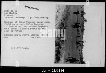 Le 30 octobre 1969, les Marines de la Compagnie indienne du 3e bataillon du 1er régiment de Marines patrouillent un champ ouvert à 8 miles au sud de Da Nang, au Vietnam. Banque D'Images