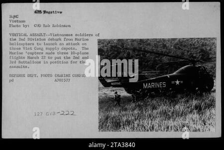 Les soldats vietnamiens de la 2e division débarquent des hélicoptères de la Marine lors d'un assaut vertical sur les dépôts d'approvisionnement du Viet Cong. Les hélicoptères marins ont effectué trois vols transportant les 2e et 3e bataillons pour les assauts. Cette image, prise par le commandant Rob Robinson, montre l'atterrissage d'hélicoptères UH-34 pendant l'opération au Vietnam. (Photo du Département de la Défense, corps des Marines) Banque D'Images