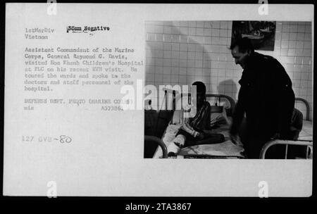 Le général Raymond G. Davis, commandant adjoint du corps des Marines, visite l'hôpital pour enfants Hoa Khanh au FLC lors de sa récente visite au Vietnam. Sur cette photographie, il est vu en tournée dans les salles de l'hôpital et en dialogue avec les médecins et le personnel. DEPT. DÉFENSE PHOTO (MARINE CORPS) A373861 MIS 127 GVB-80. Banque D'Images