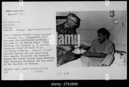 Les Marines AMÉRICAINS à bord du Naval Hospital Sanctuary célèbrent le 195e anniversaire du corps des Marines le 10 novembre 1970. Le lance Caporal C. Zellars, Jr., d'Alexandria, en Virginie, reçoit des vœux et un gâteau du colonel L.S. Hollier, chef d'état-major adjoint de la 1e Division des Marines, alors qu'il se remet de ses blessures. Crédit : Sgt Leland Meadows/US Marine corps. Banque D'Images