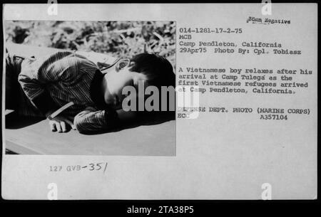 Garçon vietnamien se reposant après son arrivée au Camp Pendleton, en Californie, comme l'un des premiers réfugiés vietnamiens, 29 avril 1975. Dans l'image du DI 127 GVB-35/ 35mm négatif 014-1281-17-2-75 MCB, le caporal Tobiasz a capturé un moment lors de la visite de Claudia Cardinale, aux côtés de Nguyen CAO Ky, Rosemary Clooney et Betty Ford. Photo reproduite avec l'aimable autorisation du ministère de la Défense (corps des Marines) ECC A357104. Banque D'Images