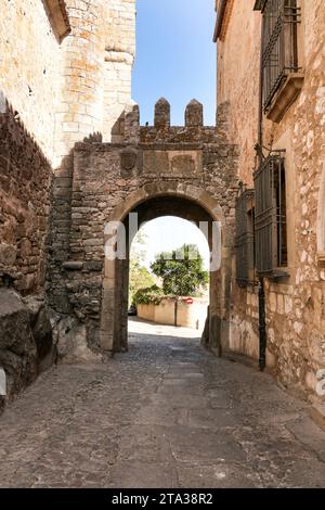 La Puerta de Santiago dans la vieille ville du village de Trujillo, Caceres, Espagne Banque D'Images