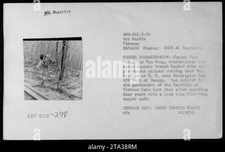 Les Viet Cong réformés (Scouts de Kit Carson) démontrent comment les sapeurs brisent les fils barbelés et les placages sans les couper pour la reconnaissance à l'hélicoptère de l'armée américaine 478 à l'ouest de Danang le 24 février 1970. DAO Van Heng, un ancien membre du Viet Cong, a rejoint le gouvernement de la République du Vietnam après avoir passé quatre ans avec une unité principale de sapeurs Viet Cong. Photo du Département de la Défense par CH03 ai Rumphries. Banque D'Images