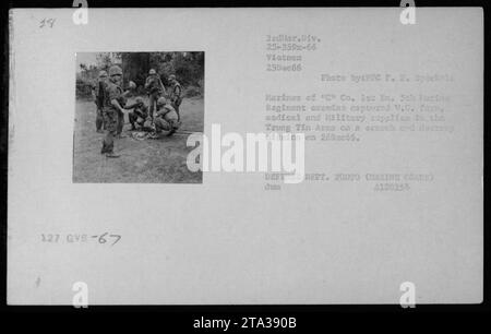 Marines de 'C' Co. 1st en. Le 5th Hazine Regiment inspecte la ferme, les fournitures médicales et militaires capturées dans la région de Trung Tin au cours d'une mission de recherche et de destruction le 26 décembre 1966. Cette photographie, prise par le PFC F. P. Spockole, montre les armes confisquées par les Marines. Banque D'Images