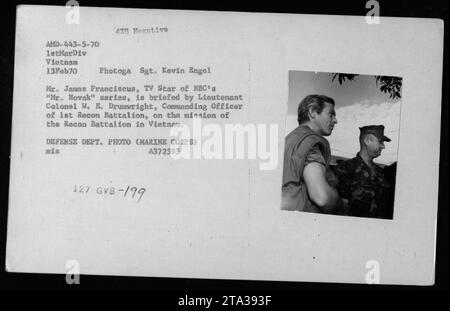 James Franciscus, vedette de la série « MR. Novak » de NBC, est informé par le lieutenant-colonel W. E. Drumwright, commandant du 1e bataillon Recon, sur leur mission au Vietnam. Cette photographie a été prise le 13 février 1970 pendant la guerre du Vietnam. Banque D'Images