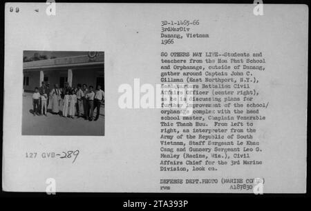 Légende : des élèves et des enseignants de l'école Hoa Phat et de l'orphelinat de Danang, au Vietnam, se réunissent autour du capitaine John C. Gillman, discutant des plans d'amélioration avec le directeur de l'école, le Vénérable Thic Thanh Huu. L'interprète de l'armée de la République du Sud-Vietnam, le sergent d'état-major le Khac Cang et le sergent d'artillerie Leo G. Manley observent la conversation. (Département de la Défense Photo) Banque D'Images