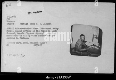 Le premier lieutenant Henry Moore, officier du budget du Commandement logistique de la Force, calculant les besoins d'approvisionnement des autres troupes des Marines servant au Vietnam. 5 avril 1968. Photographie prise par le Lcpl W. A. Jackson. Numéro de l'image : 1-712-68 FLC Vietnam. Photo du ministère de la Défense (corps des Marines). Banque D'Images