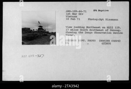 Vue vers le nord-est sur la colline 119, présentant des structures comprenant des bâtiments et des bunkers USMC et vietnamiens. Prise le 10 février 1971 par le Sgt Kissmann, l'image montre la tour du dispositif d'observation des images. Cette photographie est l'une des nombreuses photographies documentant les activités militaires américaines pendant la guerre du Vietnam. Photo du ministère de la Défense (corps des Marines). Banque D'Images