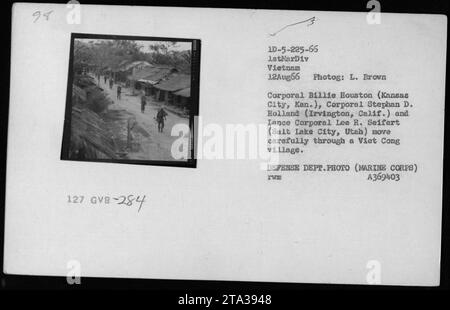 Des Marines de la 1e Division des Marines, le 12 août 1966, sont vus patrouiller dans un village Viet Cong pendant la guerre du Vietnam. Parmi les Marines présentés, on retrouve le caporal Billie Houston de Kansas City, le caporal Stephan D. Holland d'Irvington et le caporal Lee R. Seifert de Salt Lake City. DEFENSE DEPT.PHOTO (MARINE CORPS) A369403 RWM Banque D'Images