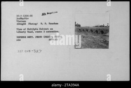 Des bâtiments et des bunkers USMC et vietnamiens le long de Liberty Road, extension de la route 5, peuvent être vus sur cette photo prise le 22 août 1966. L'image représente plusieurs ponceaux, mettant en évidence les structures présentes lors des activités militaires au Vietnam. La photographie a été prise par R. S. Branhas et fait partie de la collection du ministère de la Défense. Banque D'Images