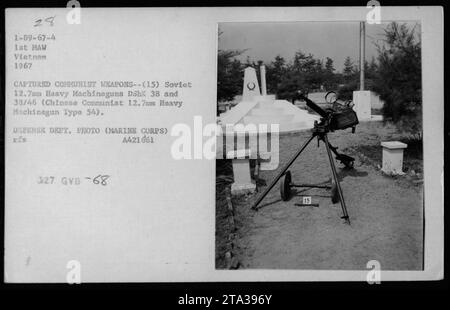 Cette photographie, prise en 1967 au Vietnam, montre une collection d'armes communistes capturées. Parmi eux se trouvent quinze machineguns lourds soviétiques de 12.7mm, en particulier les modèles DShK 38 et 38/46. En outre, il y a une machinegun communiste chinois de 12.7mm Heavy Machinegun, connu sous le nom de Type 54. Cette image fait partie de la collection du ministère de la Défense, en particulier les archives du corps des Marines. La photographie porte le numéro de référence A421661 et était au prix de 27 $ à l'époque. Banque D'Images