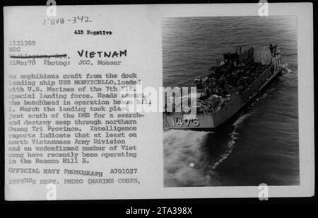 Un véhicule amphibie LVT (Landing Vehicle Tracked)/LVTP (Landing Vehicle, Tracked, personnel) transportant des Marines américains du 7e peloton de la force de débarquement spéciale de l'USS MONTICELLO se dirige vers la tête de pont lors de l'opération Beacon Hill 1. L'opération a eu lieu au sud de la zone démilitarisée, dans le nord de la province de Quang Tri, au Vietnam, le 21 mars 1970. Les rapports des services de renseignement indiquaient la présence d'une division de l'armée nord-vietnamienne et d'un contingent de Viet Cong dans la région. Photographie officielle de la Marine A701027, photo du Département de la Défense (Marine corps, 1476). Banque D'Images