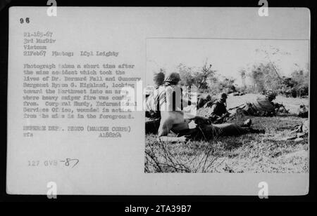 Soldats arpentant la zone pendant le combat en 1967. Cette photographie, prise le 21 février 1967, illustre les conséquences d'un accident tragique qui a coûté la vie au Dr Bernard Fall et au sergent d'artillerie Byson G. Higaland. Au premier plan, on peut voir le caporal Hardy, du Bureau des services d'information, blessé par une mine. Banque D'Images