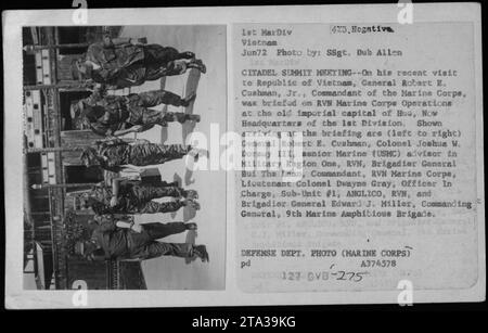 Légende : « en juin 1972, pendant la guerre du Vietnam, le général Robert E. Cushman, Jr., commandant du corps des Marines, rencontre des fonctionnaires dans l'ancienne capitale impériale de Hué, aujourd'hui quartier général de la 1e division. Sur la photo, on peut voir le général Cushman, le colonel Joshua W. Dorsey III, le brigadier général Bui Tha Laan, le lieutenant-colonel Dwayne Gray et le brigadier général Edward J. Miller. Banque D'Images