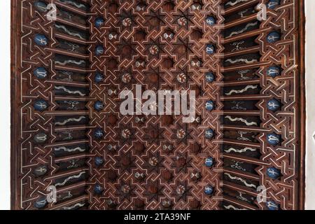 Tolède, Espagne - 17 mars 23 : plafond décoré du couloir du cloître du monastère de Saint Jean des Rois dans le style mudéjar, construit dans le 15e cen Banque D'Images