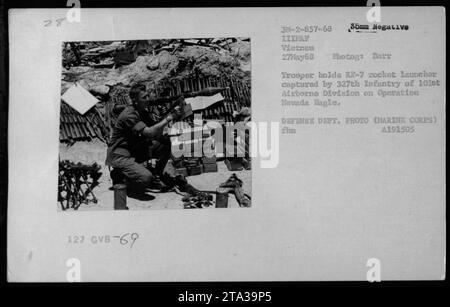 Un soldat de la 101e division aéroportée tient un lance-roquettes RP-7 lors de l'opération Nevada Eagle au Vietnam le 27 mai 1968, photographié par Barr Trooper pour le ministère de la Défense. Banque D'Images