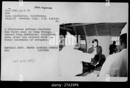 'Le réfugié vietnamien au Camp Pendleton reçoit son premier repas après son arrivée aux Etats-Unis avec le premier lot de réfugiés. 29 avril 1975. Photo prise par le Lcpl. C.M. Parish, Jr Cette image montre les efforts des activités militaires américaines pour aider et soutenir les réfugiés vietnamiens pendant la guerre du Vietnam. Banque D'Images