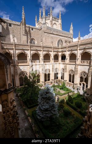 Tolède, Espagne - 17 mars 23 : vue du cloître du monastère de San Juan de los Reyes, construit au 15e siècle dans le style gothique avec la Courc Banque D'Images