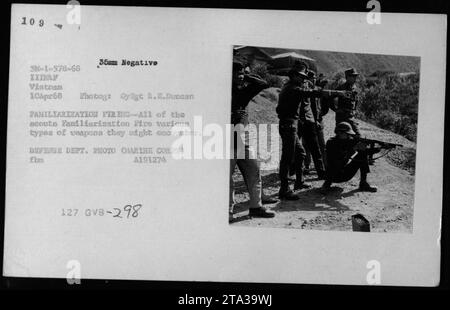 Les Scouts de Carson Viet Cong Kit réformés participent à des exercices de familiarisation, essayant différents types d'armes qu'ils peuvent rencontrer au Vietnam. Cette photographie, prise le 10 avril 1968, capture l'activité d'entraînement dans le cadre des opérations militaires pendant la guerre. (Référence image : 109-35mm négatif 3M-1-578-68 IXINAF Vietnam) Banque D'Images