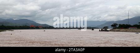 Vue sur le fleuve Mékong prise du village thaïlandais de Chiang Saen. Sur le côté gauche, c'est la Birmanie, tandis que sur le côté droit, c'est le Triangle d'Or Banque D'Images