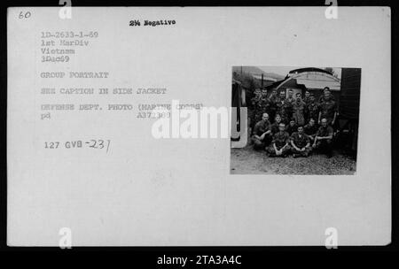 Portrait de groupe des membres de la 1e Division Marine au Vietnam le 3 décembre 1969. Cette photographie, étiquetée 1D-2633-1-69, montre les individus en tenue militaire. La légende associée se trouve à l'intérieur de la jaquette du négatif. Cette photo du ministère de la Défense, prise par le corps des Marines, est disponible sous la référence A372389. Banque D'Images