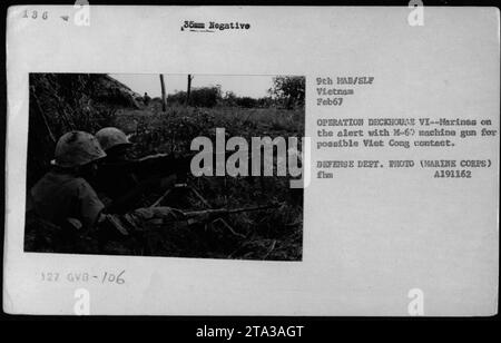 Marine en alerte avec une mitrailleuse M-67 lors de l'opération Deckhouse VI au Vietnam, février 1967. La photo montre la préparation et la vigilance des soldats qui anticipent un éventuel contact avec le Viet Cong. Photo du ministère de la Défense prise par le corps des Marines. Nombre négatif : GVB-106, 35mm. Banque D'Images