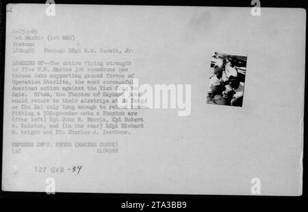 Les Marines américains chargent une bombe de 500 livres sur un Phantom jet lors de l'opération Starlite le 18 août 1965 au Vietnam. Toute la force de vol de cinq escadrons à réaction des Marines était dédiée au soutien des forces terrestres. Les avions retournent fréquemment sur leurs pistes d'atterrissage à Da Nang ou Chu Lai pour recharger les bombes. Banque D'Images