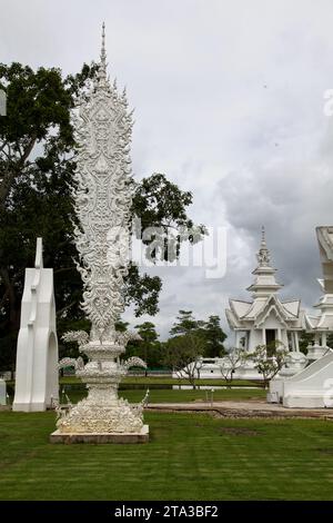 Chiang Rai, Thaïlande – 15 avril 2010 : pilier bouddhiste à l’intérieur de Wat Rong Khun. Wat Rong Khun ou Temple blanc est situé à Chiang Rai, en Thaïlande. Banque D'Images