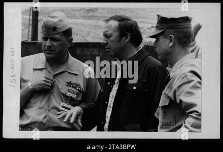 Des personnalités éminentes, dont Claudia Cardinale, Nguyen CAO Ky, Rosemary Clooney et Betty Ford, visite à des réfugiés vietnamiens aux États-Unis le 15 juin 1975. Cette image capture leur présence pendant l'événement, où ils se sont engagés avec les réfugiés. La photographie comprend un panneau indiquant « PAS DE PRESSE DE STATIONNEMENT », soulignant la couverture médiatique entourant la visite. Banque D'Images