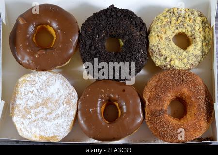 Assorti avec diverses garnitures, saveurs et garnitures, un beignet ou beignet, un type d'aliment à base de pâte frite levée, généralement frite d'un f Banque D'Images