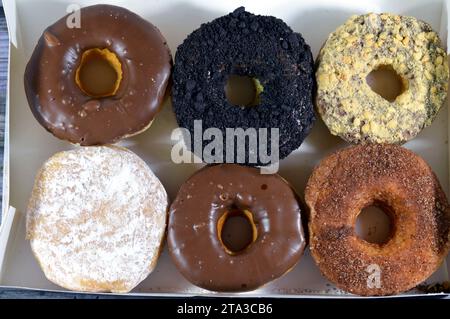 Assorti avec diverses garnitures, saveurs et garnitures, un beignet ou beignet, un type d'aliment à base de pâte frite levée, généralement frite d'un f Banque D'Images