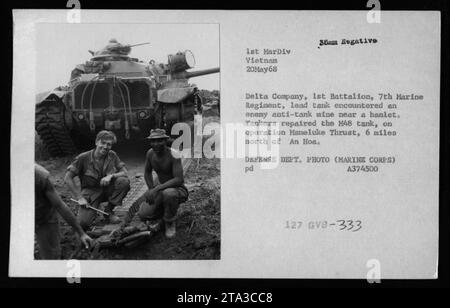 Un char M48 endommagé de la compagnie Delta, 1e bataillon, 7e régiment de Marines, est réparé après avoir rencontré une mine antichar ennemie au Vietnam le 20 mai 1968. L'incident s'est produit pendant l'opération Mameluke Thrust, à six miles au nord d'an Hoa. Cette photographie a été prise par le Département de la Défense, accrédité auprès du corps des Marines. Banque D'Images