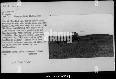 Les soldats de l'ARVN du 2e Bataillon du 4e Régiment d'armée RVN sont escortés par des hélicoptères armés Huey lors de l'opération PIRANHA le 7 septembre 1965, alors qu'ils sont transportés à LZ Pine à travers les péninsules de Cap Batangan-Anky. Aucune victime n'a été signalée par les tirs ennemis. Banque D'Images