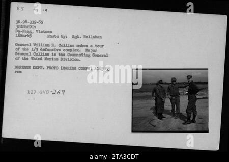 Le général William R. Collins inspecte le complexe défensif de 1/3 au cours de sa tournée. Le major-général Collins est le commandant général de la 3e division des Marines. Cette photo a été prise le 18 mars 1965 à Da-Nang, Vietnam. Il comprend des officiers et des fonctionnaires tels que Robert McNamara, Richard Nixon et Billy Graham. Photo du sergent Hallahan. Photo du département de la Défense, corps des Marines. Banque D'Images