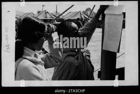 Les réfugiés vietnamiens aux États-Unis reçoivent la visite de Claudia Cardinale, Nguyen CAO Ky, Rosemary Clooney et Betty Ford le 9 mai 1975, pendant la guerre du Vietnam. Banque D'Images