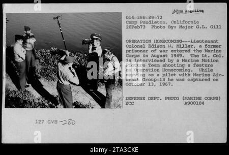 Lieutenant-colonel Edison W. Miller, un ancien prisonnier de guerre, interviewé par une équipe de cinéma de Marine lors de l'opération Homecoming au Camp Pendleton, Californie, le 20 février 1973. Le lieutenant-colonel Miller sert comme pilote dans le Marine Aircraft Group-13 et est capturé le 13 octobre 1967. DEPT. DÉFENSE PHOTO (MARINE CORPS) ECC A900104 Banque D'Images