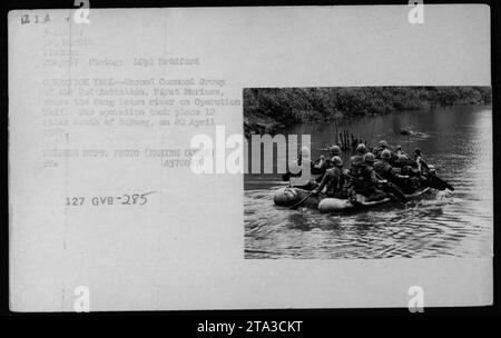 Les Marines américains effectuent une patrouille le long de la rivière Song Inton pendant l'opération Yell. La patrouille est effectuée par le deuxième Groupe de commandement du 2e Bataillon, First Marines. L'opération a eu lieu le 20 avril 1967, à environ 12 milles au sud de Dalling. Banque D'Images