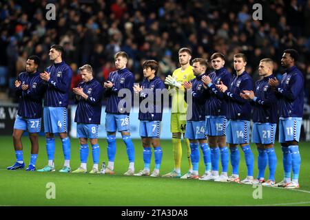 Les joueurs de Coventry City prennent part à une minute d'applaudissements à la mémoire de l'ancien entraîneur anglais Terry Venables avant le match du championnat Sky Bet au Coventry Building Society Arena, Coventry. Date de la photo : mardi 28 novembre 2023. Banque D'Images