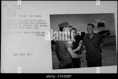 Le Cpl Romine Covernor capture Covernor John Love en train de converser avec James R. Wilhels, un constituant Tollar du Colorado, lors de leur visite dans la région du I corps au Vietnam le 19 mai 1967. Sont présents des officiers et des officiels, dont Hubert Humphrey, Gen William Westmoreland et Sen Harry F. Byrd. Banque D'Images