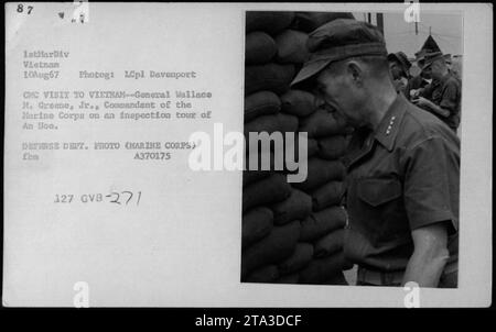 Des officiers et officiels militaires américains, dont Hubert Humphrey, Gen William Westmoreland et Sen Harry F. Byrd, sont photographiés lors de leur visite au Vietnam le 10 août 1967. La photographie représente le général Wallace M. Greene, Jr., commandant du corps des Marines lors d'une visite d'inspection d'an Hoa. Photo prise par le Lcpl Davenport, mise à disposition par le ministère de la Défense.' Banque D'Images