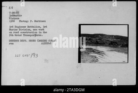 Ingénieurs de la 3e Division Marine au Vietnam, 1966. On les voit construire des routes dans la zone du 9e transport motorisé. Cette photographie, prise par P. Martinez, illustre le rôle vital du 3e bataillon du génie dans le soutien des activités militaires pendant la guerre du Vietnam. Banque D'Images