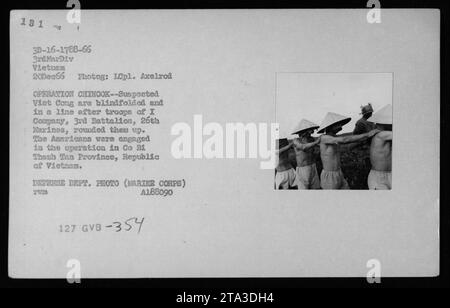 M218 Plya Tie List des suspects et prisonniers Viet Cong lors de l'opération Chinook dans la province de Co Bi Thanh Tan le 20 décembre 1966. Les troupes de la compagnie I, du 3e bataillon, du 26e Marines, ont bandé les yeux et aligné des individus capturés que l'on pense être Viet Cong. Photographié par Ipl. Axelrod et libéré par le ministère de la Défense. Banque D'Images