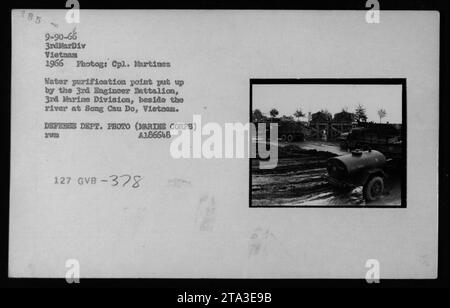 Un point de purification de l'eau établi par le 3e bataillon du génie de la 3e division des Marines est photographié au bord de la rivière à Song Cau Do, au Vietnam. Cette photographie a été prise par le caporal Martinez en 1966 et est identifiée comme étant la photo du Département de la Défense (corps des Marines) A186648, 127 GVB-378. Banque D'Images