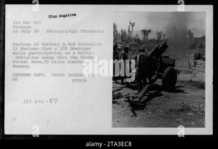 Marines de la batterie G, 3e Bataillon 11 Marines, tirant un obusier de 105 lors d'un balayage multi-Bataillon dans la région forestière de Pickens, à 25 miles au sud-ouest de Banang. La photo a été prise le 18 juillet 1970 dans le cadre des activités de la 1st Marine Division au Vietnam. (Source : DEFENSE DEFT. PHOTO (MARINE CORPS)) Banque D'Images