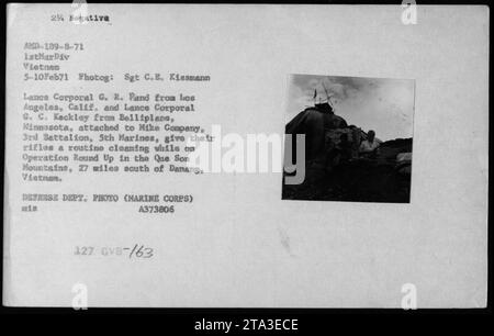 Le lance caporal G.R. Fand de Los Angeles, en Californie, et le lance caporal G.C. Keckley de Belliplane, Minnesota, attachés à la Mike Company, 3e bataillon, 5e Marines, sont vus nettoyer leurs fusils lors de l'opération Round Up dans les montagnes que son, à 27 miles au sud de Danang, Vietnam. Photographie prise le 5 février 1971 par le Sgt C.B. Kissmann. Banque D'Images