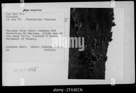 Les Marines de la Compagnie indienne, 3e bataillon, 26 Marines gravissent une colline au nord-ouest de Danang lors des opérations de combat le 14 janvier 1970, au Vietnam. Banque D'Images