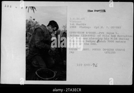 Le soldat de marine Vayne L. Walter (2244991 ans) du kilo 3e Bataillon 1e Marines est vu nettoyer son fusil M-16 lors de l'opération Badger Catch à 7000 mètres au sud de la zone démilitarisée. La photographie a été prise en 1968 par le caporal M. J. CO tes lors d'activités de combat au Vietnam. Banque D'Images