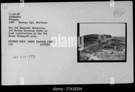 Des ingénieurs du 3e bataillon du génie, 3e division des Marines, sont vus sur cette photographie travaillant sur la construction de routes dans la zone du 9e transport motorisé pendant la guerre du Vietnam en 1966. L'image a été prise par le caporal Martinez et est une photo du ministère de la Défense (corps des Marines) avec le numéro d'identification A186650 rus 127 GVB-793. Banque D'Images